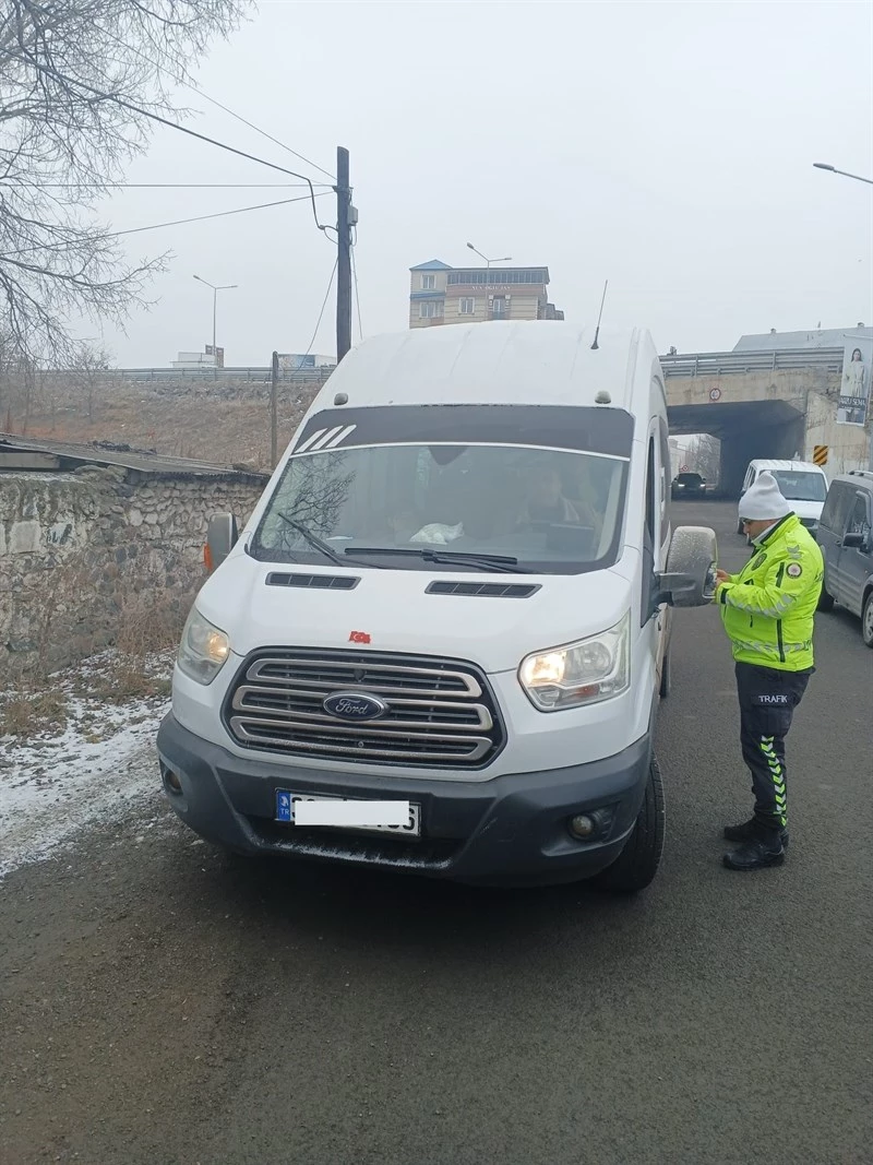 Öğrencilerin Okula Gidiş-Gelişlerinde Güvenli Seyahat Etmeleri İçin Öğrenci Servislerine Yönelik Denetimler Aralıksız Devam Ediyor