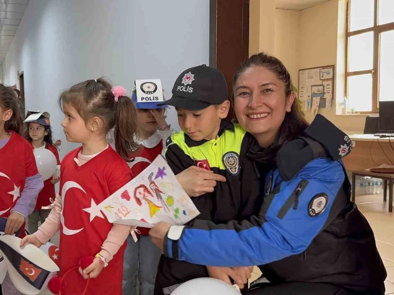 Tatvan İlçe Emniyet Müdürlüğü 10 Nisan Polis Haftasında Minik Öğrencileri Ağırladı
